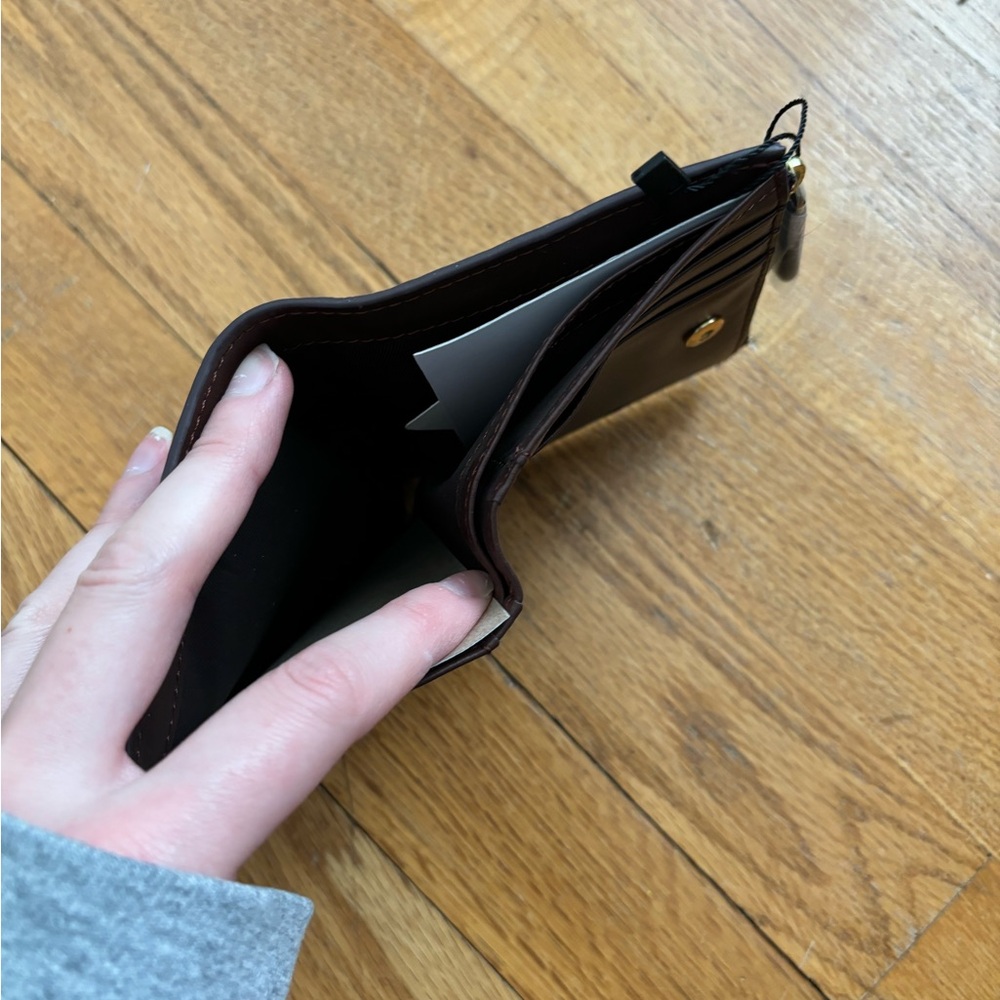 Baggington Chic Brown Leather Wallet - Picture 5 of 7